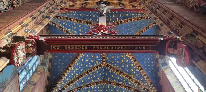 Intérieur de la Basilique Sainte-Marie à Cracovie, montrant un plafond bleu étoilé avec des dorures
