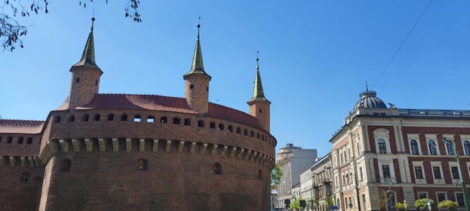 Le Barbacane de Cracovie avec ses murs en briques rouges sous un ciel bleu dégagé