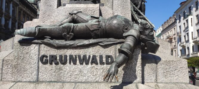 Histoire de Cracovie : la Bataille de Grunwald Statue allongée représentant la légende de Grunwald à Cracovie