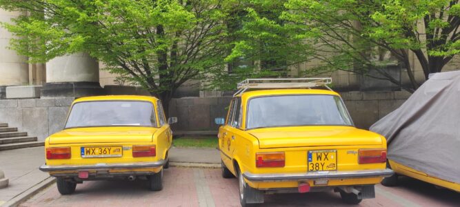 Deux voitures Trabant jaunes stationnées à Cracovie