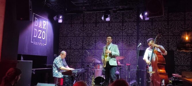 Photographie d'un jazz bar à Varsovie avec des lumières violettes