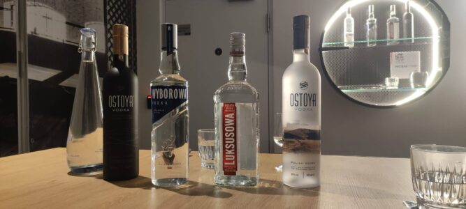 Photographie de quatre bouteilles de vodka en dégustation au Musée de la Vodka à Varsovie