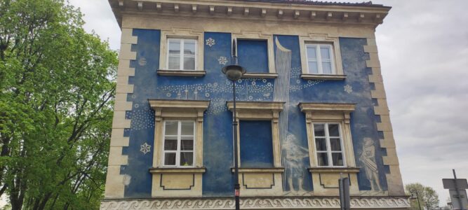 Photographie de la façade bleue d'un bâtiment sur la place de la Vieille Ville à Varsovie