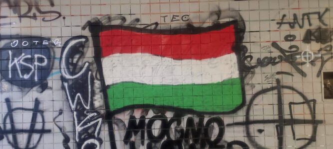 Photographie d'une œuvre de street art représentant un drapeau à Varsovie