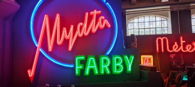 Photographie d'un néon 'Mydita Farby' au Musée du Néon à Varsovie