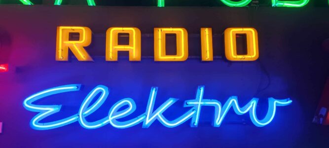 Photographie d'un néon représentant une radio électro au Musée du Néon à Varsovie