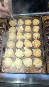 Boules de Takoyaki en train de cuire sur une plaque à Osaka