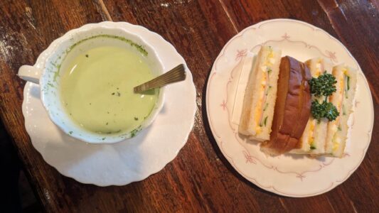 Matcha & sandwich pour le petit déjeuner dans un café populaire d'Osaka Tasse de thé matcha sur une assiette élégante, accompagnée d'un sandwich