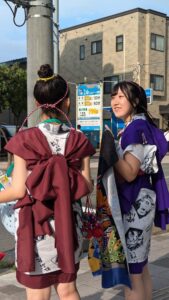 Deux jeunes femmes japonaises souriantes en costume traditionnel
