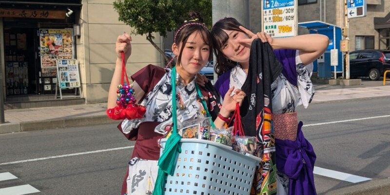 Deux jeunes femmes japonaises souriantes en costume traditionnel faisant signe de victoire