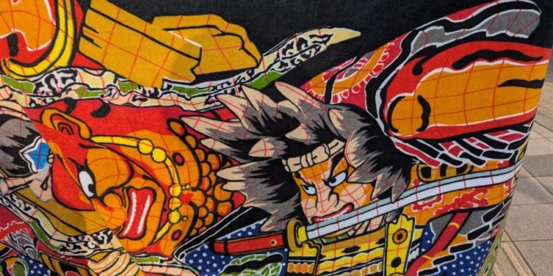 Chars Nebuta illuminés pris la nuit