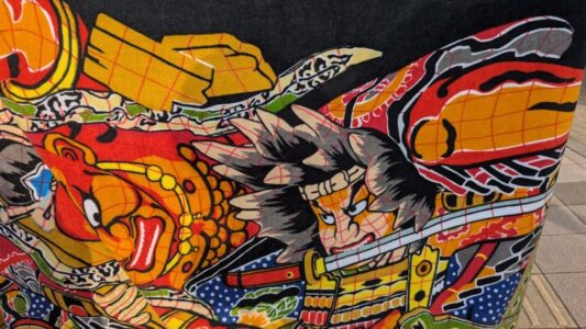 Chars Nebuta illuminés pris la nuit