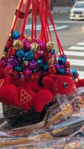 Bibelot du festival représentant une tortue rouge avec un grelot