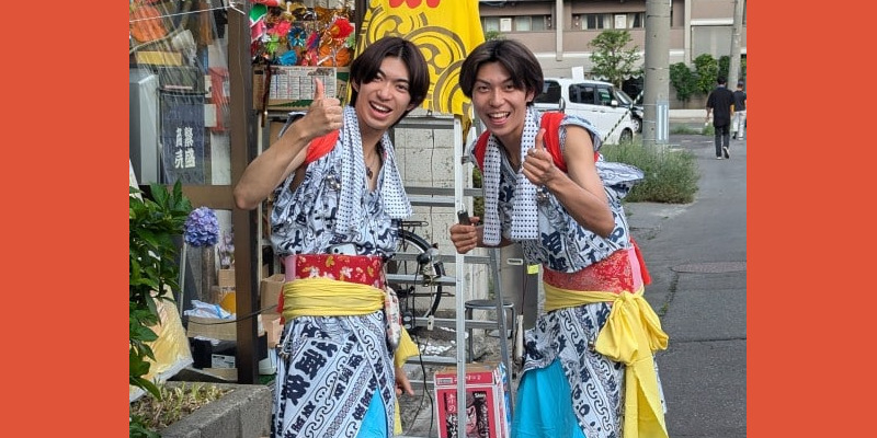 Deux jeunes Japonais en tenue traditionnelle, heureux d'être photographiés et faisant signe de victoire