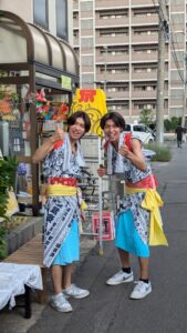 Deux jeunes Japonais en tenue traditionnelle, heureux d'être photographiés et faisant signe de victoire