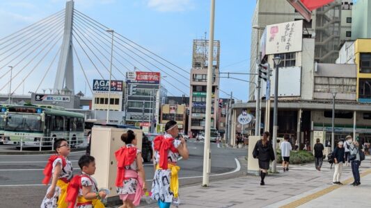 Vue sur le pont avec un groupe de quatre personnes déguisées pour le festival à Aomori