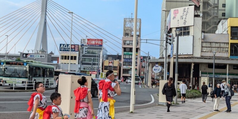 Vue sur le pont avec un groupe de quatre personnes déguisées pour le festival à Aomori