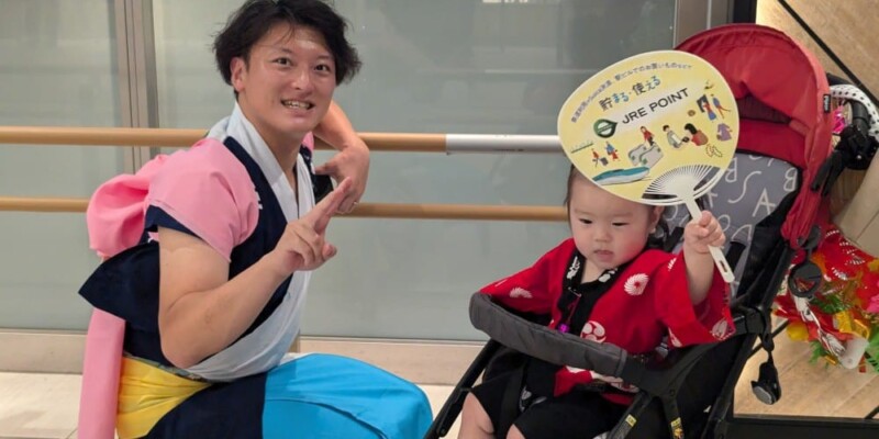 Photo d'un père déguisé pour le festival et de son enfant avec un paravent décoratif d'Aomori