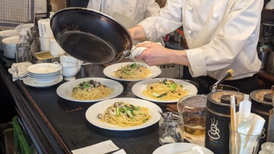 Cuisine italienne au détour d'un café Spaghetti joliment dressé dans des assiettes, prêt à être servi dans un restaurant à Osaka