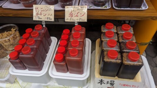 Kimchi, plat traditionnel coréen, exposé dans un restaurant de Little Korea à Osaka