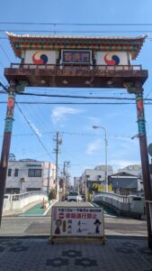 Porte d'entrée d'un établissement de Little Korea à Osaka avec des inscriptions en coréen