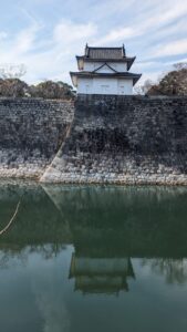Reflet du Château d'Osaka sur la muraille