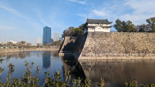 Vue du Château d'Osaka, un emblème historique du Japon, entouré de jardins
