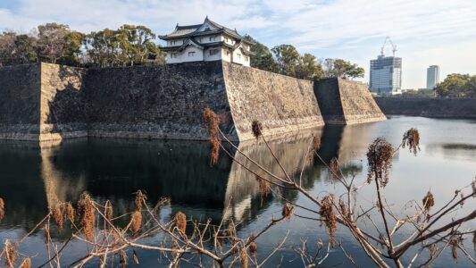 Vue du Château d'Osaka, un emblème historique du Japon, entouré de jardins