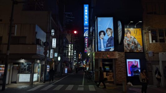 Rue animée de Dotonbori à Osaka la nuit, remplie de passants et d'enseignes lumineuses