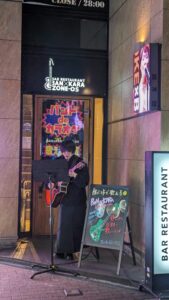 Musique de rue Scène musicale animée à Dotonbori, Osaka, avec des artistes de rue jouant de la musique