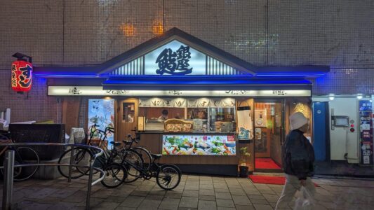 Scène de rue animée à Dotonbori, Osaka, capturant l'effervescence de la vie urbaine japonaise
