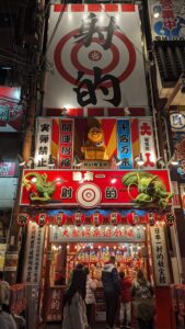 Vitrine d'un restaurant à Dotonbori, Osaka, mettant en avant des plats japonais appétissants