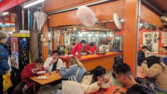 Vitrine d'un restaurant de takoyaki dans le quartier animé de Dotonbori à Osaka, Japon