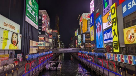Le long du canal Vue de la rue animée le long du fleuve à Dotonbori, Osaka, Japon