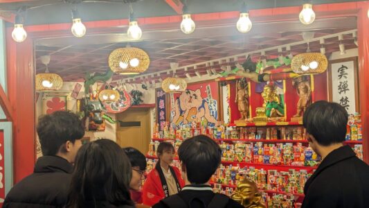Stand de tir traditionnel dans le quartier de Shinsekai à Osaka, Japon