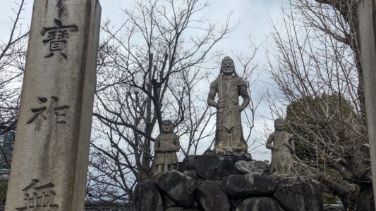 Statue de démon dans un temple zen à Osaka, Japon, avec des détails sculptés impressionnants
