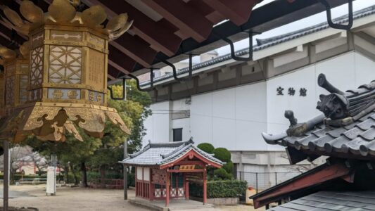 Lanternes dorées entourées d'une enceinte en bois au temple zen à Osaka, Japon