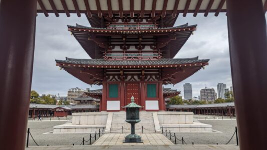 Vue de face du temple Shitennō-ji à Osaka, Japon