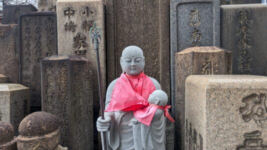 Statues bouddhistes dans un temple zen à Osaka, Japon