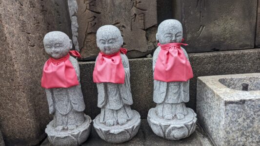 Statues bouddhistes dans un temple zen à Osaka, Japon