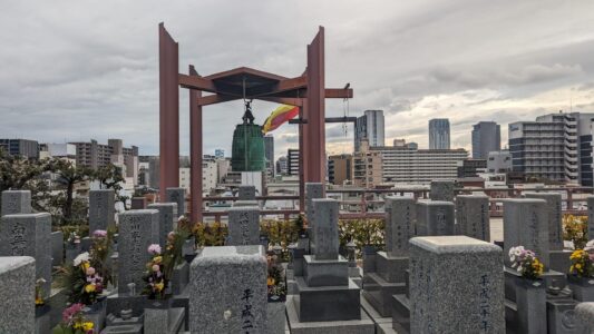 Vue d'un cimetière japonais dans le quartier de Little Korea à Osaka avec des immeubles en arrière-plan