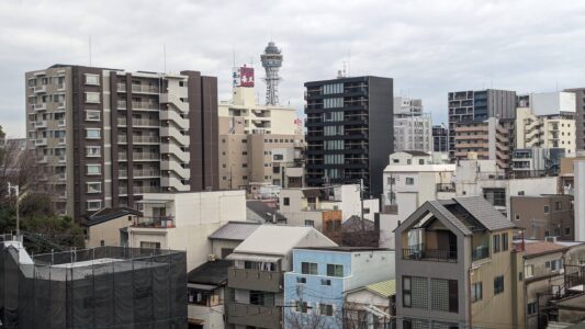 La tour Tsutenkaku illuminée dans le quartier Shinsekai à Osaka, Japon