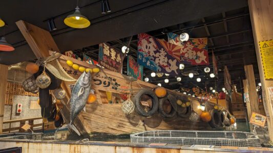 Intérieur d'un magasin de poissons à Shinsekai, Osaka, avec des figures de poissons décoratives suspendues au plafond