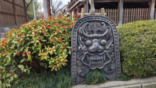 Statue d'un démon dans un temple à Osaka, représentant des éléments de la culture zen et spirituelle japonaise