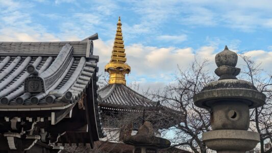 Temple traditionnel à Osaka, offrant un espace de paix et de méditation, entouré de nature
