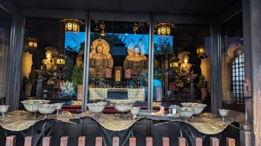 Temple zen à Osaka, un havre de paix avec des jardins zen et une architecture traditionnelle
