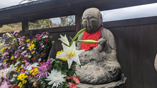 Statue bouddhiste dans un temple à Osaka, symbole de paix et de spiritualité