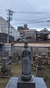 Statue colorée dans le quartier Little Korea à Osaka, représentant des éléments de la culture coréenne