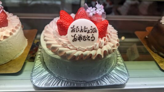 Une belle réalisation pâtissière Gâteau fraisier japonais, une délicieuse pâtisserie présentée dans une vitrine à Osaka