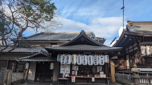 Temple à Little Korea, Osaka, Japon, décoré de lanternes en papier